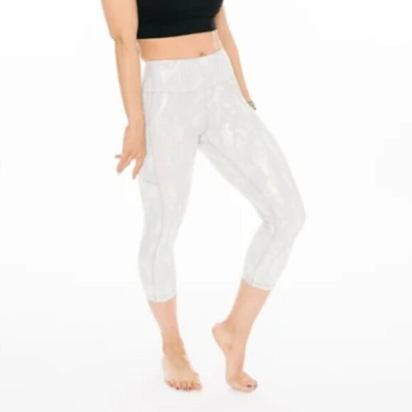 ZYIA Active Silver Camo Metallic Pocket Light n Tight Hi-Rise Capri Crop Legging - Picture 4 of 10
